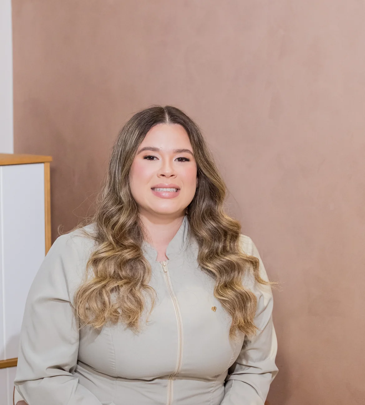 Dra. Mariáli em seu ambiente de atendimento